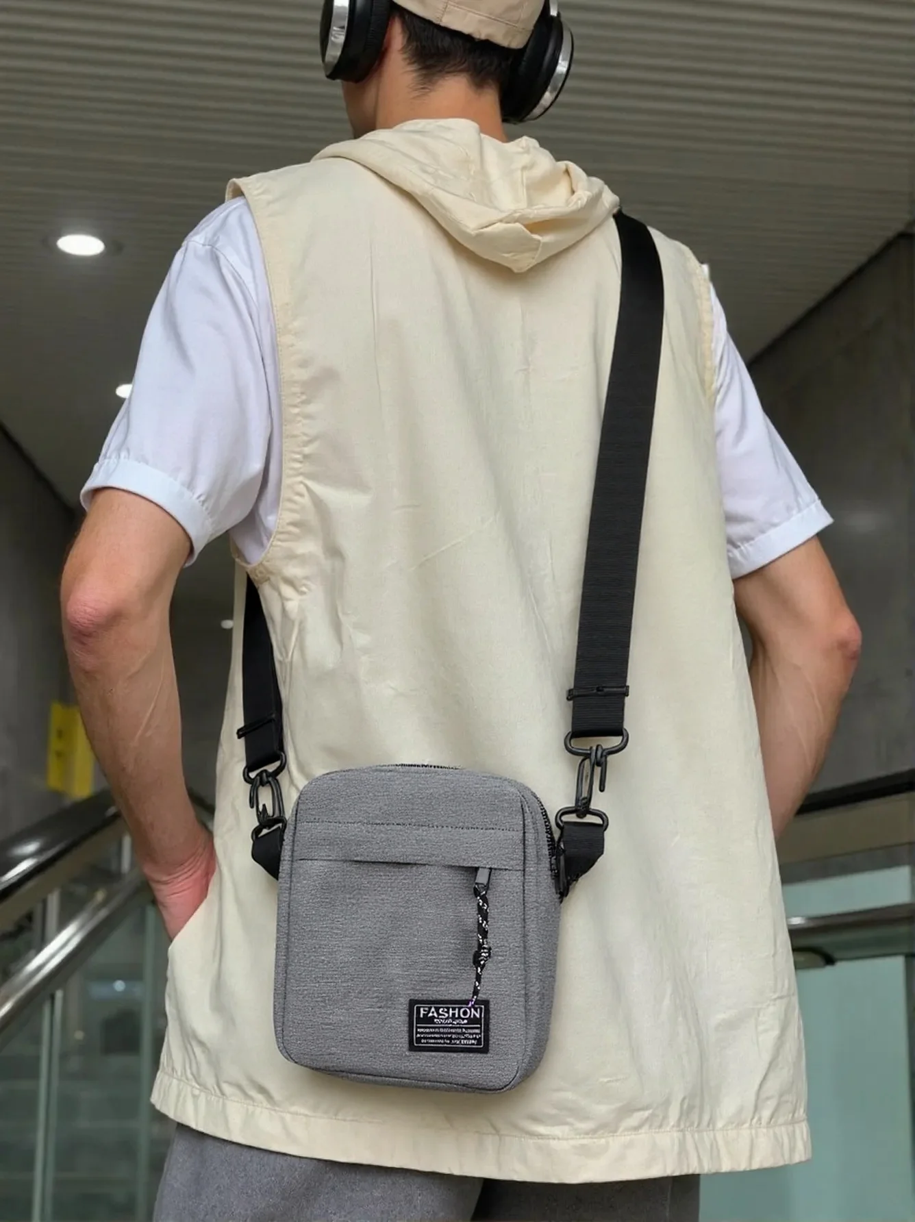 ナイロン素材のメンズバッグ、シングルショルダーまたはクロスボディデザインのオプション付き、学校での日常使いに最適です。