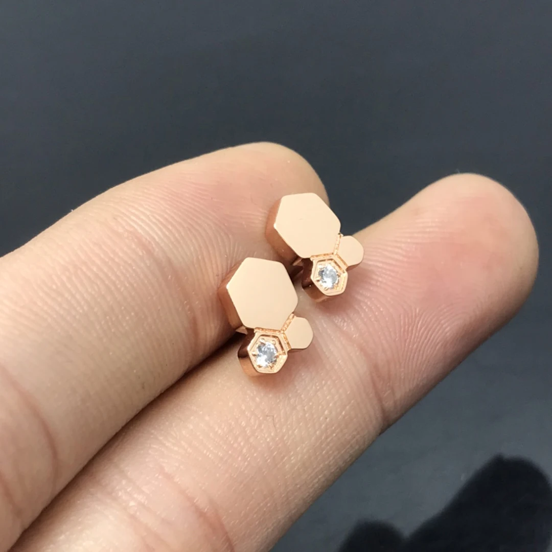 The new 925 sterling silver honeycomb inlaid zirconium diamond earrings have a unique design that brings back a lot of attention