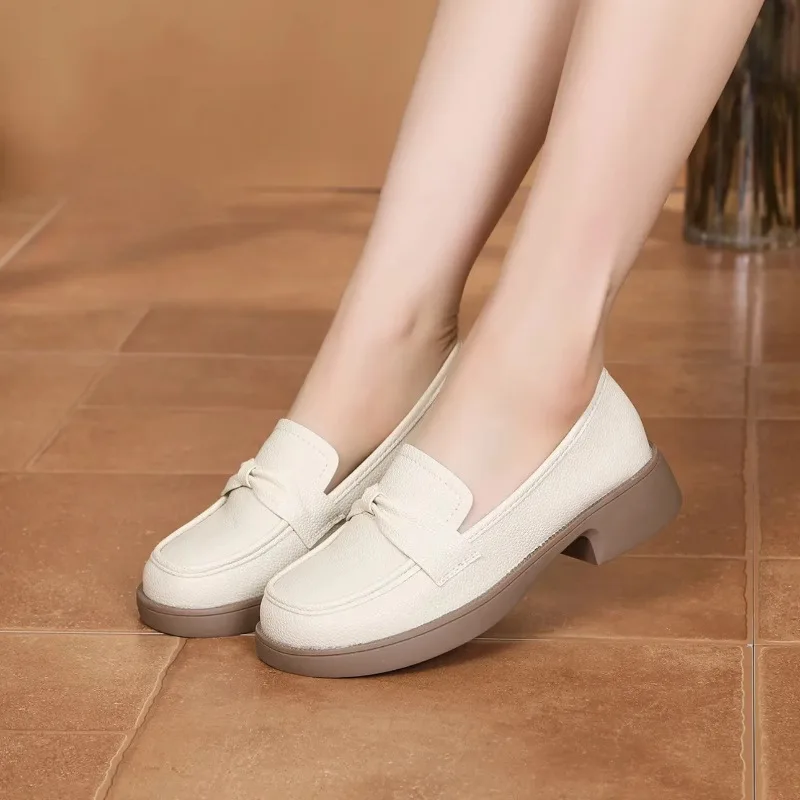 

The new Spring 2025 soft-soled black single shoe is comfortable to wear. The British-style soft leather little Loafer is versati