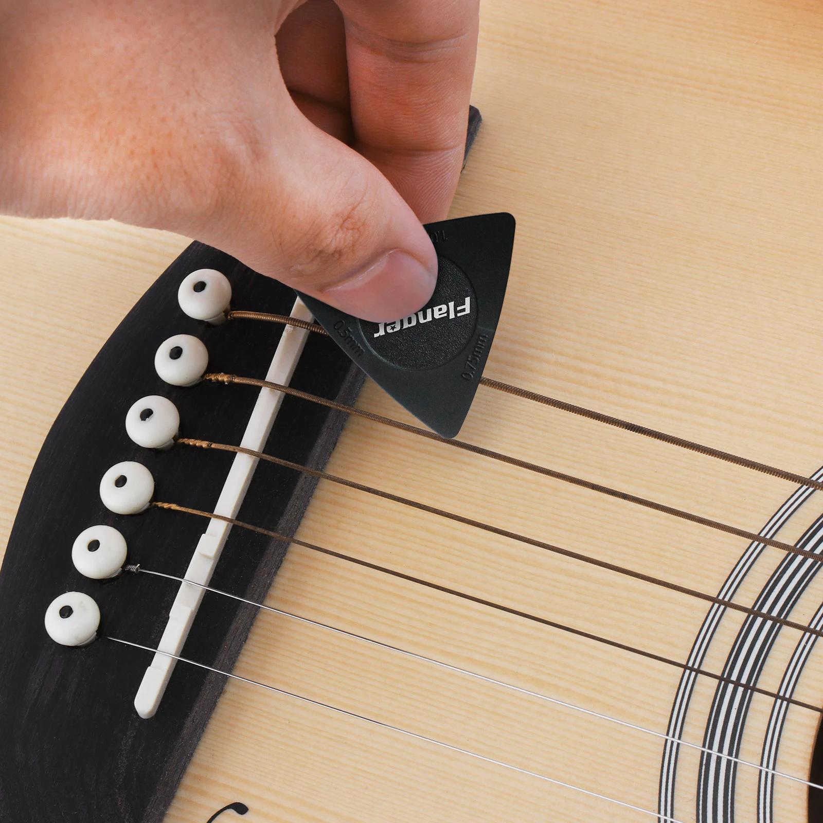 3 Kalınlık 1 ABS Gitar Seçtikleri, 0.5 /0.75 /1.0mm Akustik Elektro Gitar Kürek Siyah ve Beyaz Renk isteğe bağlı Gitar Araçları