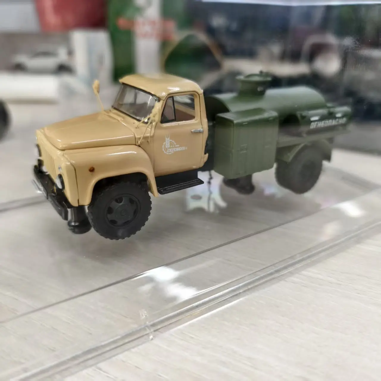 S6b51060a8a77476fa14d2ce29b3fa0ceQ.jpg 【送料無料】模型車 モデルカー アトラスモスクワブレシュニュー446k atlas zil 111 v moscow bresch 1966 conditions 143