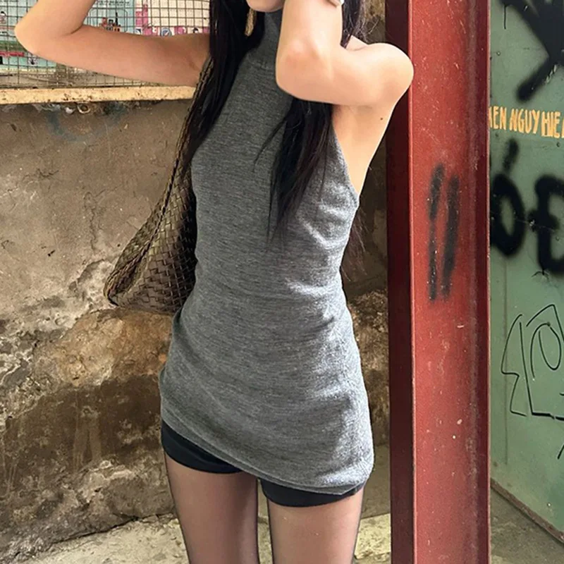 

Fashionable Spicy Girl With Mid High Collar And Waist Cinching Slimming. Wearing A Small Vest, Medium To Long Woolen Casual