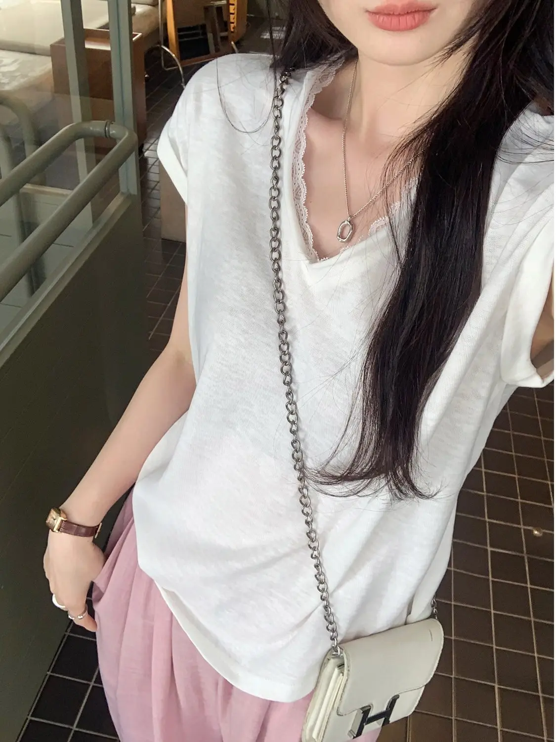 

Модная свободная футболка с V-образным вырезом и кружевной отделкой, с коротким рукавом, весенняя новинка, уникальный красивый стиль Pure Desire, женский топ