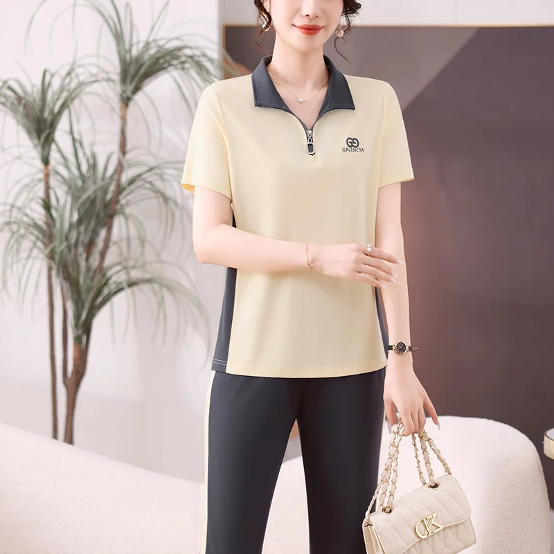 

Модный спортивный костюм для женщин: летний комплект для мам, футболка с коротким рукавом, повседневный спортивный костюм-двойка в корейском стиле, свободный крой.