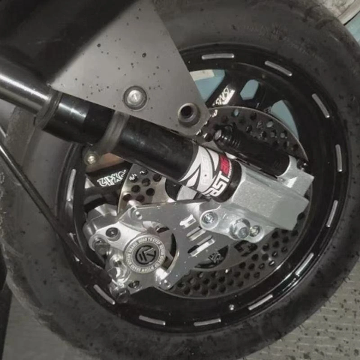 دراجة نارية 84 مللي متر محوري الجبهة الفرامل الفرجار قوس محول ل 30-33 الأساسية الجبهة امتصاص الصدمات تعليق Niu N1 N1s سكوتر