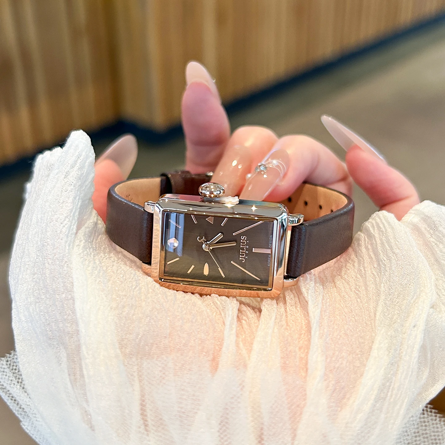 

New women's wristwatch2026 new style fashionable and simple square retro leather strap quartz wristwatch, elegant women's watch.