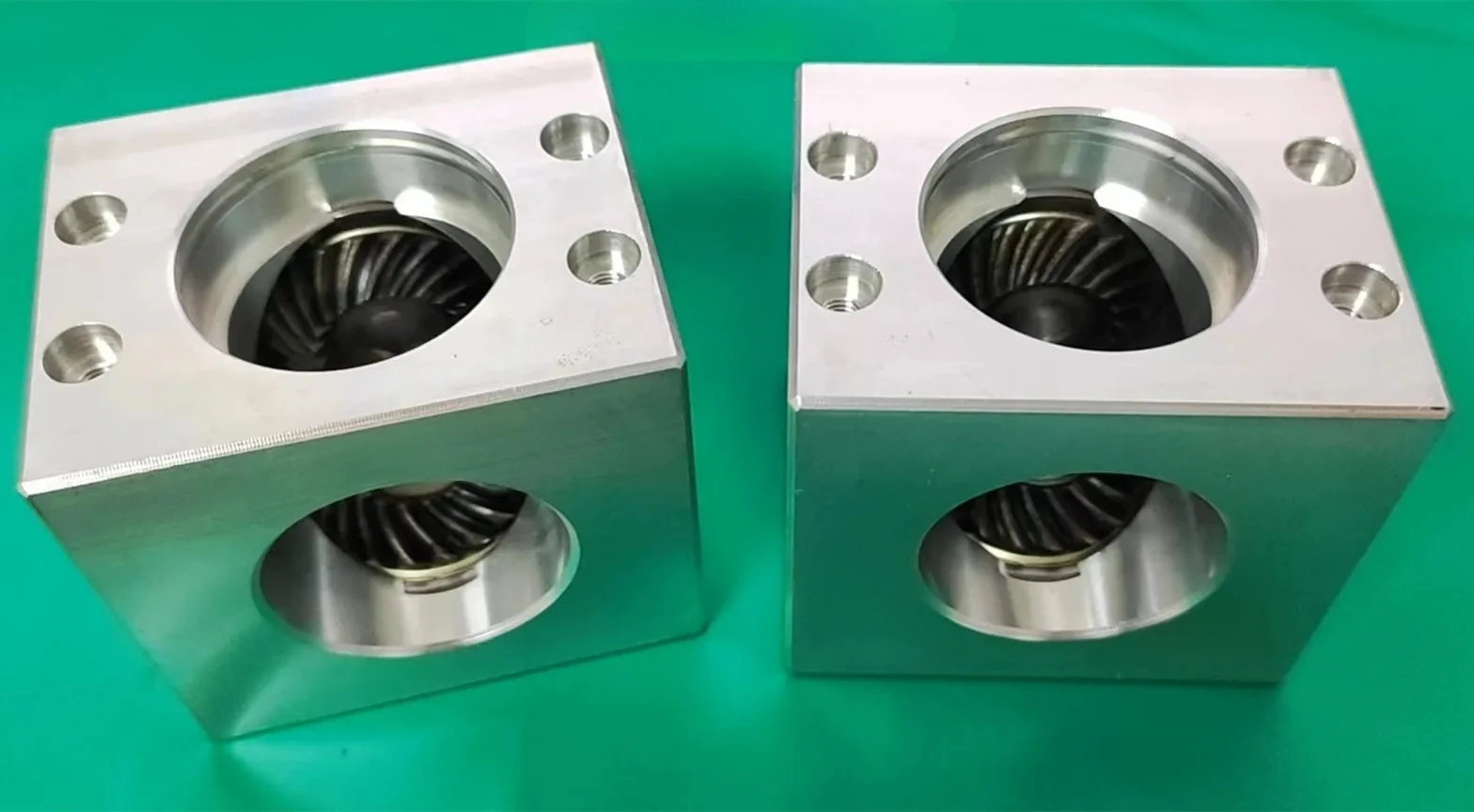 

Small Bevel Gear Corner 1 to 1 Aluminum Housing Small Reducer 90 Degree Right Angle Drive Reversing Gearbox