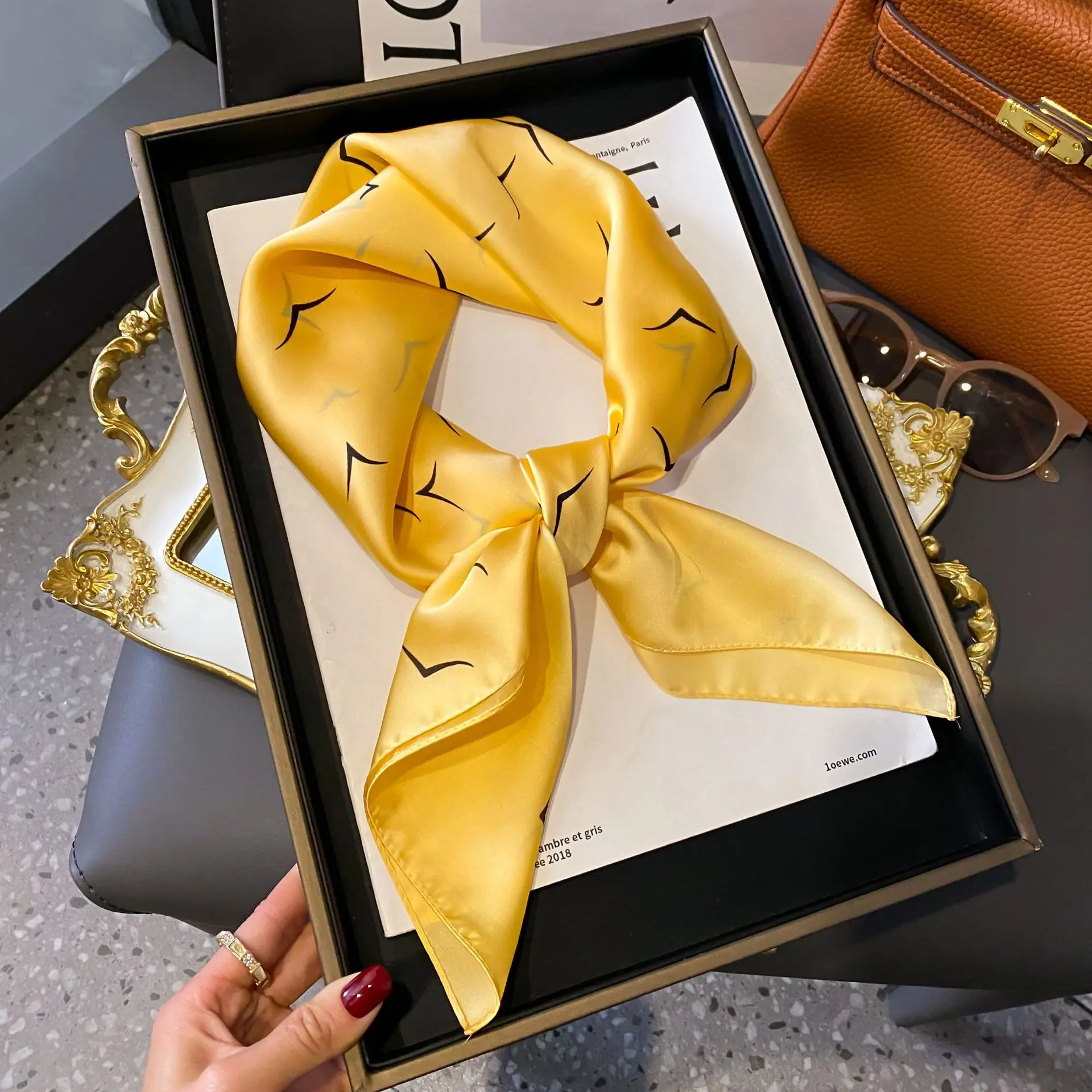 Four Seasons แฟชั่น 70 ซม.ผ้าไหมผ้าพันคอผู้หญิงซาตินผ้าคลุมไหล่ฮิญาบ Echarpe คอ Tie หญิงชายหาดผ้าพันคอผ้าโพกศีรษะ