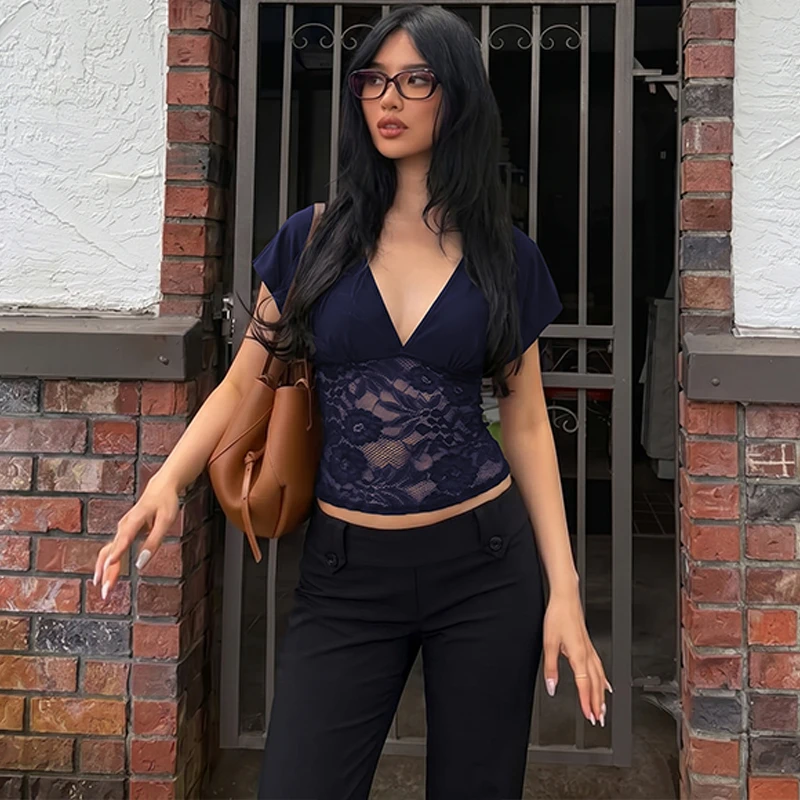 Hugcitar Modisches V-Ausschnitt Einfarbiges Kurzarm-Patchwork-Spitzen-Oberteil Sexy Loses Crop-T-Shirt Transparentes Sommer-Damen-T-Shirt für Party und Nachtclub – Detail 35