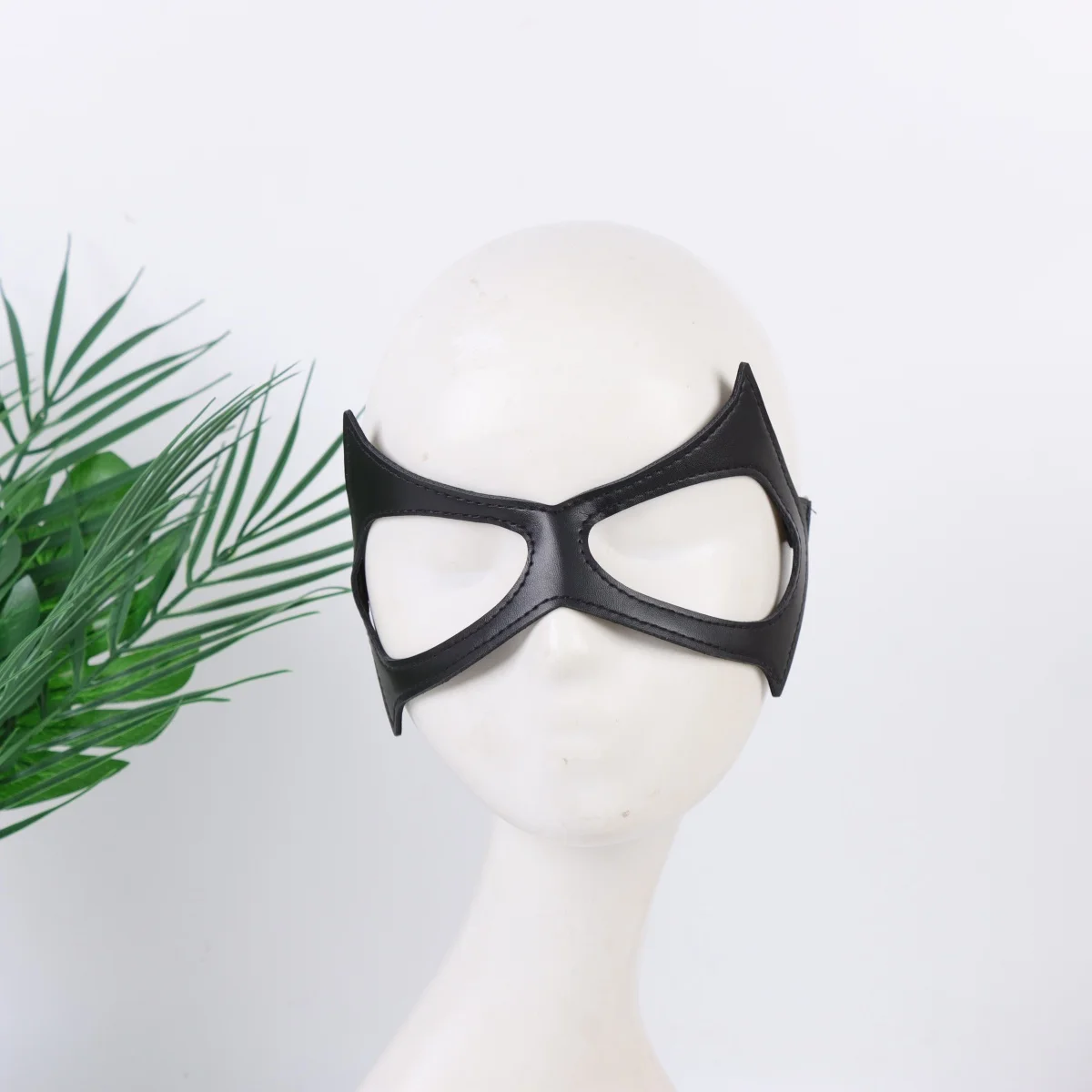 1 Stück Halbgesichts-Katzenaugen-Kostümmaske für Damen, schwarze Katzenmaske aus Kunstleder für Maskerade, Halloween-Party und Cosplay – Detail 2