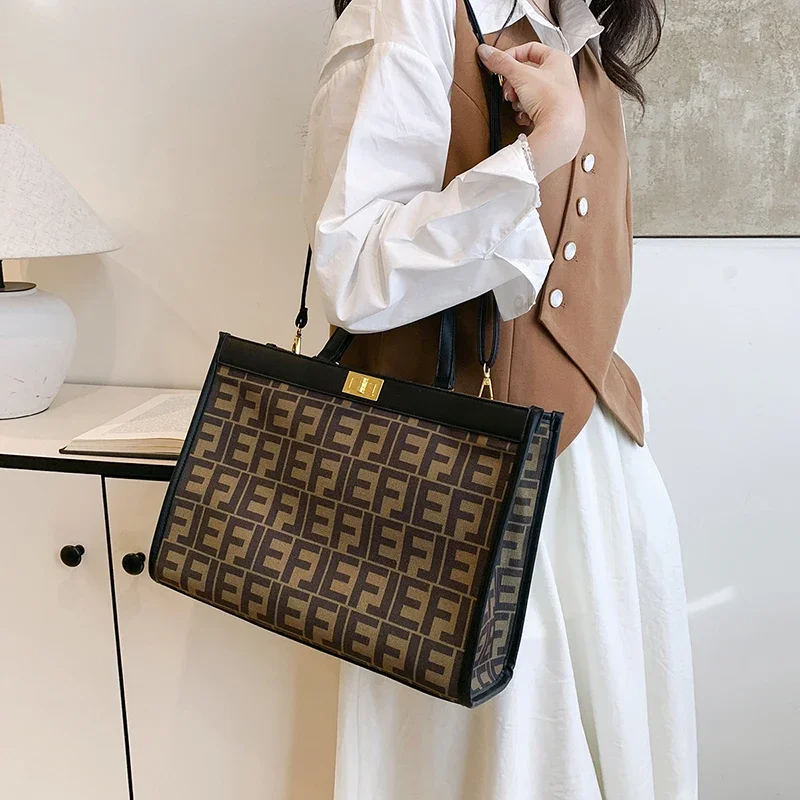 

Stylish High-End Minimalist Messenger Bag For Women With Vintage Elegant Look And Letter Logo