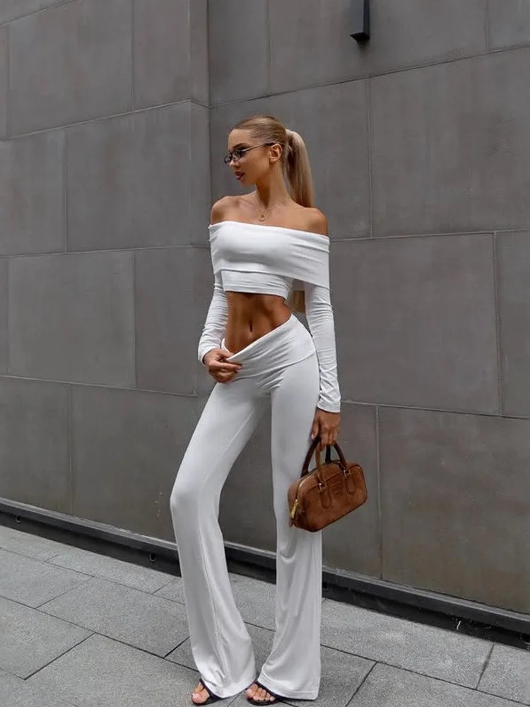 

Модный комплект: топ-бюстье и брюки. Укороченный топ с открытыми плечами и прямые брюки с высокой талией.