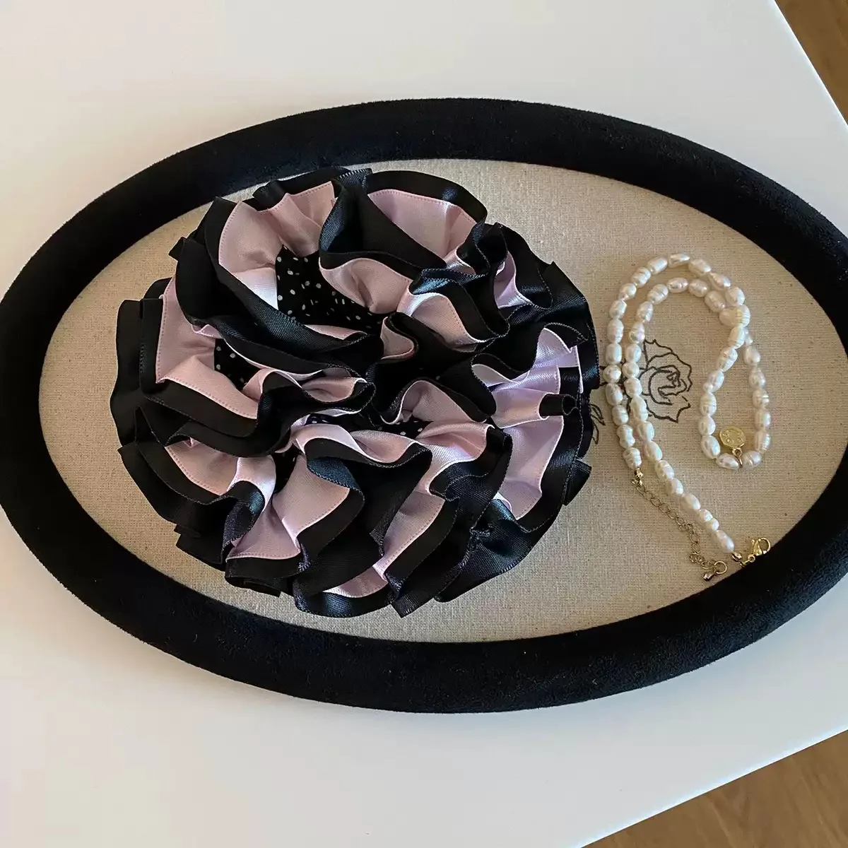 Rosa gepunktetes Haargummi – Ein elegantes Haaraccessoire im Ballett-Stil für elegante Duttfrisuren. – Detail 6
