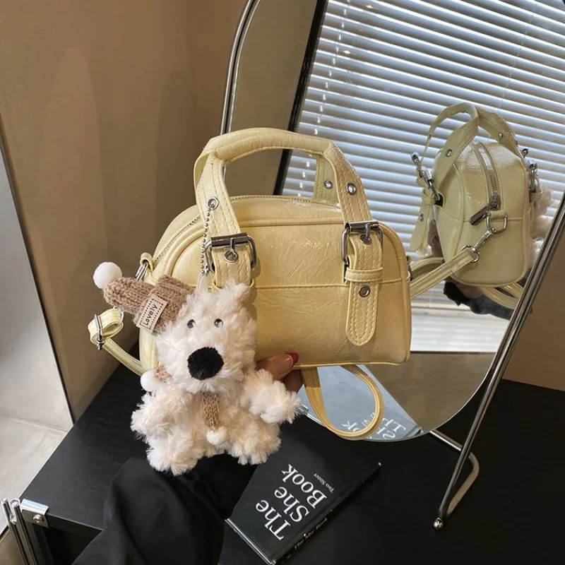 

Elegant Women Clutch Bag With Metal Frame Closure And Detachable Wrist Strap For Weddings And Formal Parties