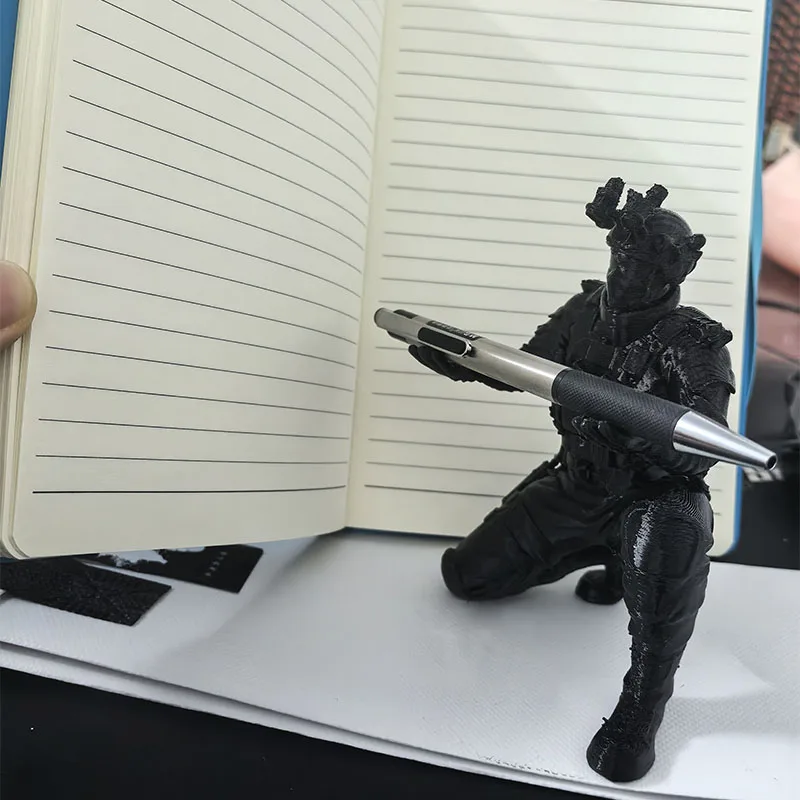Cool Black Tactical Soldier Figurine Calligraphy Brush Holder Resin Creative Desk Decor Pen Rest Stand Unique Man Gift Stationer