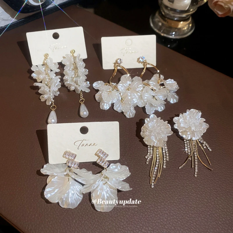 Süßer Stil Ethereal Kamelie Blumige Perle Zarte Luxus High-End Ohrstecker Modische Edle Tropfen-Ohrringe Accessoires für Damen