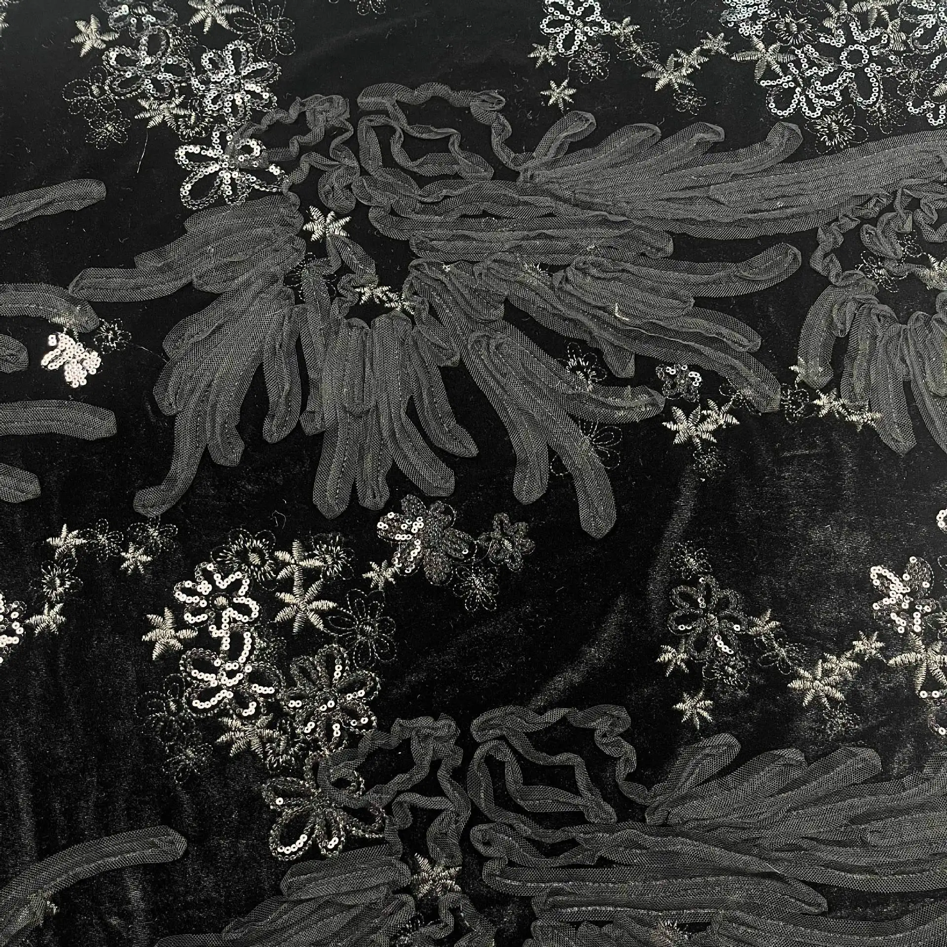 

Изысканная 3D-вышивка на бархатной ткани с цветочным узором, бисером и пайетками для платьев и нарядов.