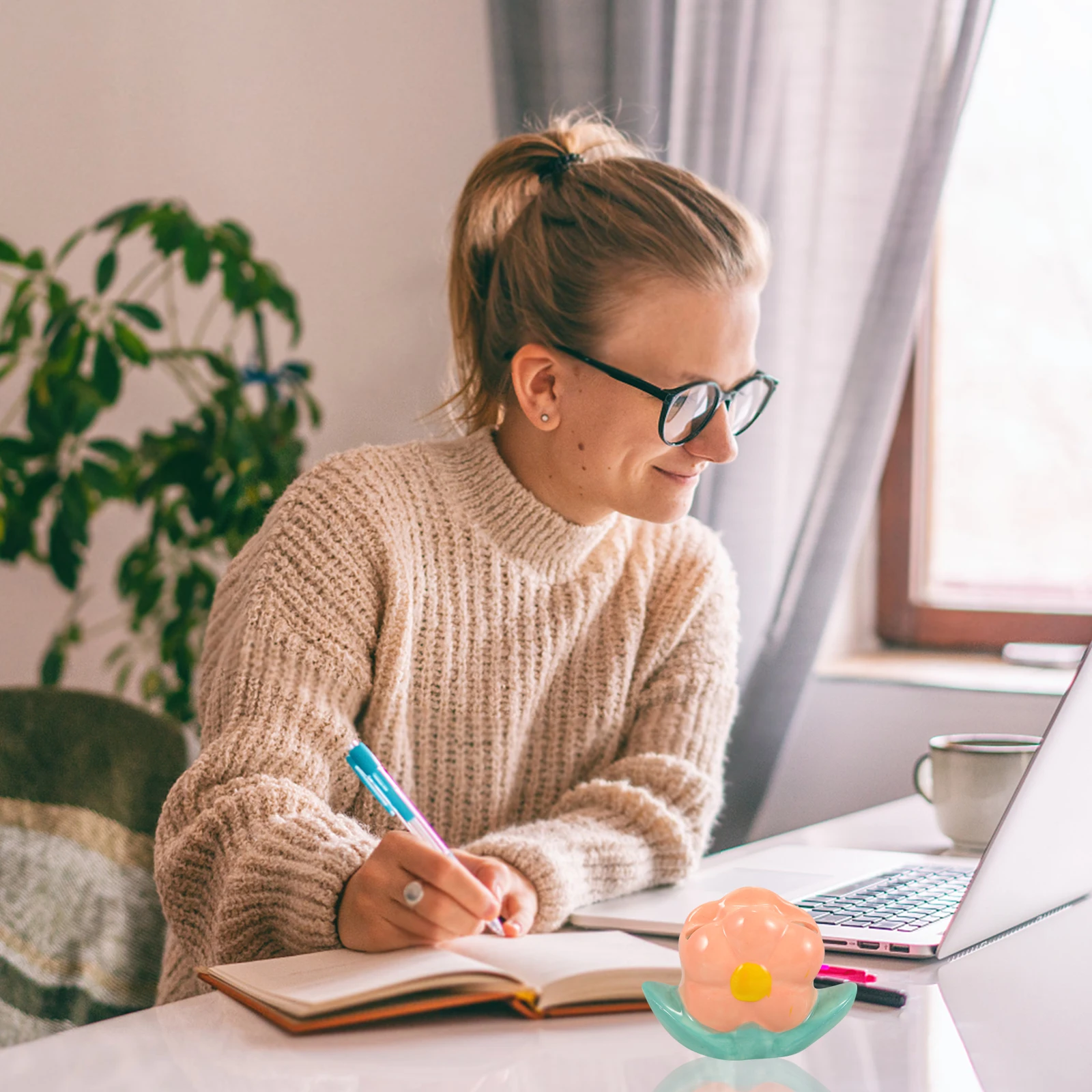 

Bright Colored Ceramic Toothbrush Container Flower Shaped Stable Support for Electric and Regular Toothbrushes