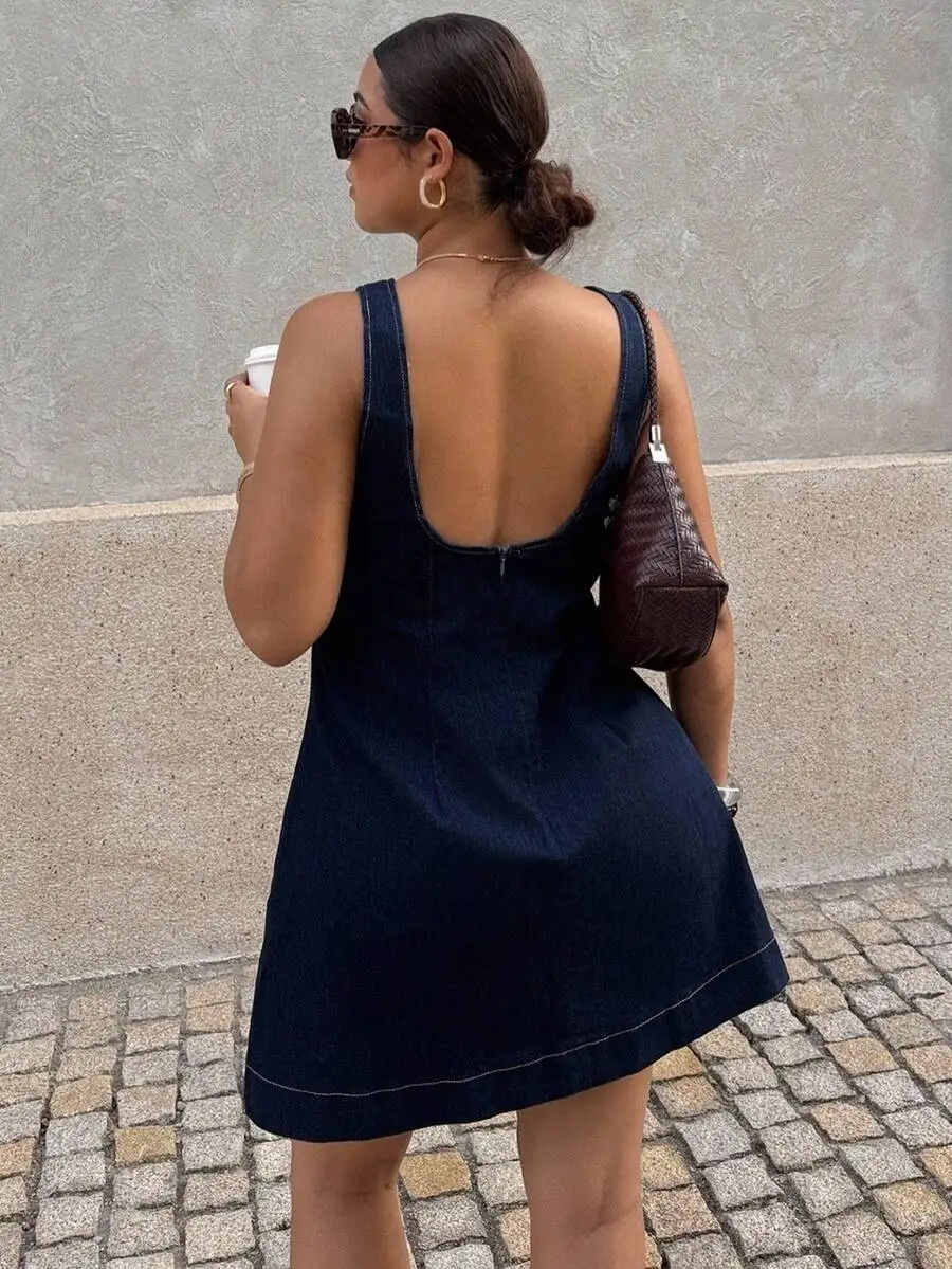 

Женское джинсовое платье без рукавов с открытой спиной и контрастной строчкой