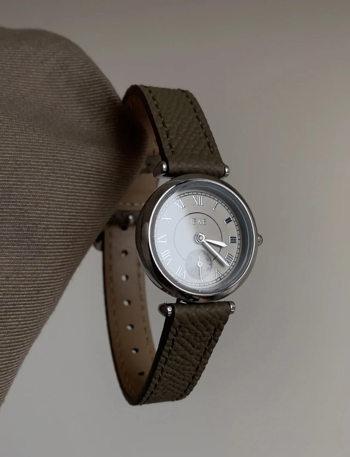 Original Luxury Women'S Watch Round Design Stylish And Sophisticated Grey Color Versatile And Elegant Perfect As A Women'S Gift.