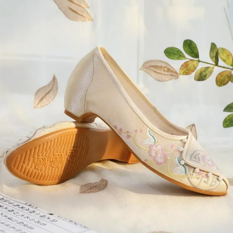 Women Pointed Toe Embroidered Mid-Heeled Shoe Spring Summer Retro Dress Pumps Vintage Style Slip on Loafer