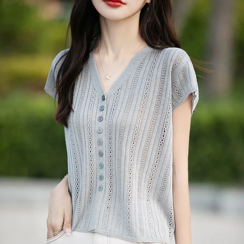 

Solid color breathable knitted short sleeved loose fitting women's summer 2024 new V-neck slimming fashion t-shirt short top ﻿