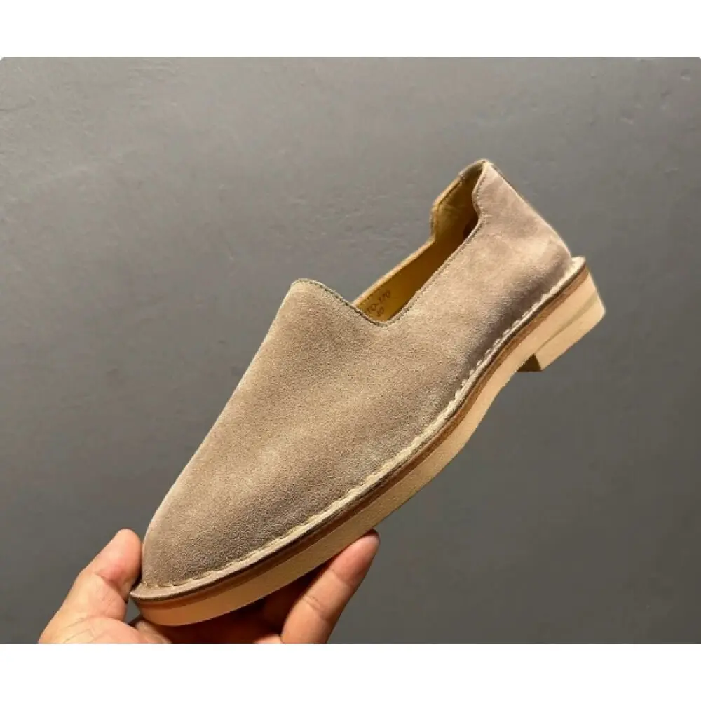 

Минималистичные лоферы ручной работы из замши цвета тауп – превосходное качество изготовления, вневременная нейтральная эстетика