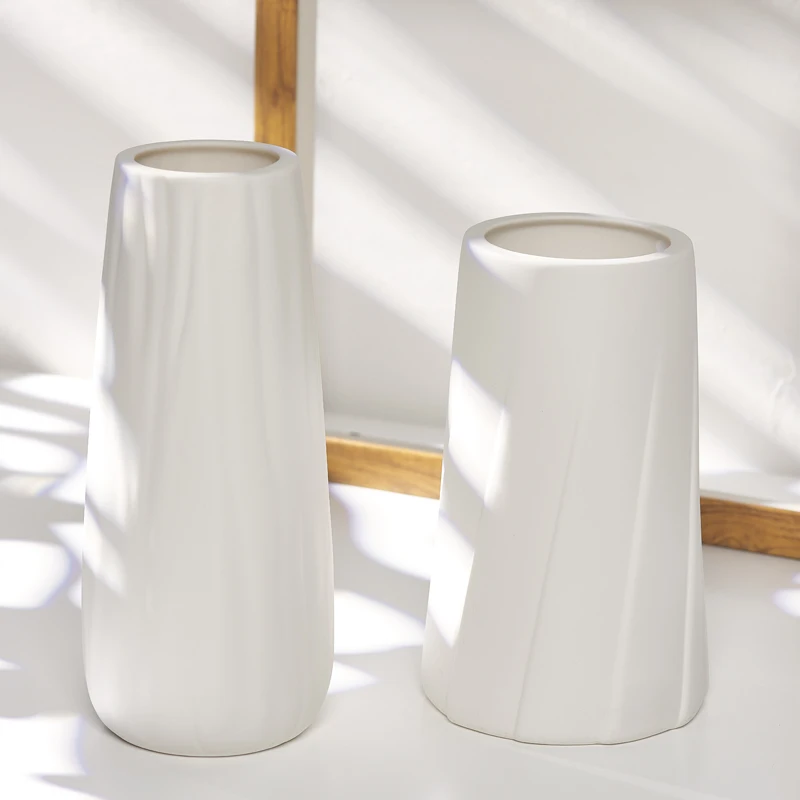 

Ceramic vase with white dried flowers, water-grown shooting star ornaments, simple and creative Nordic home decoration.