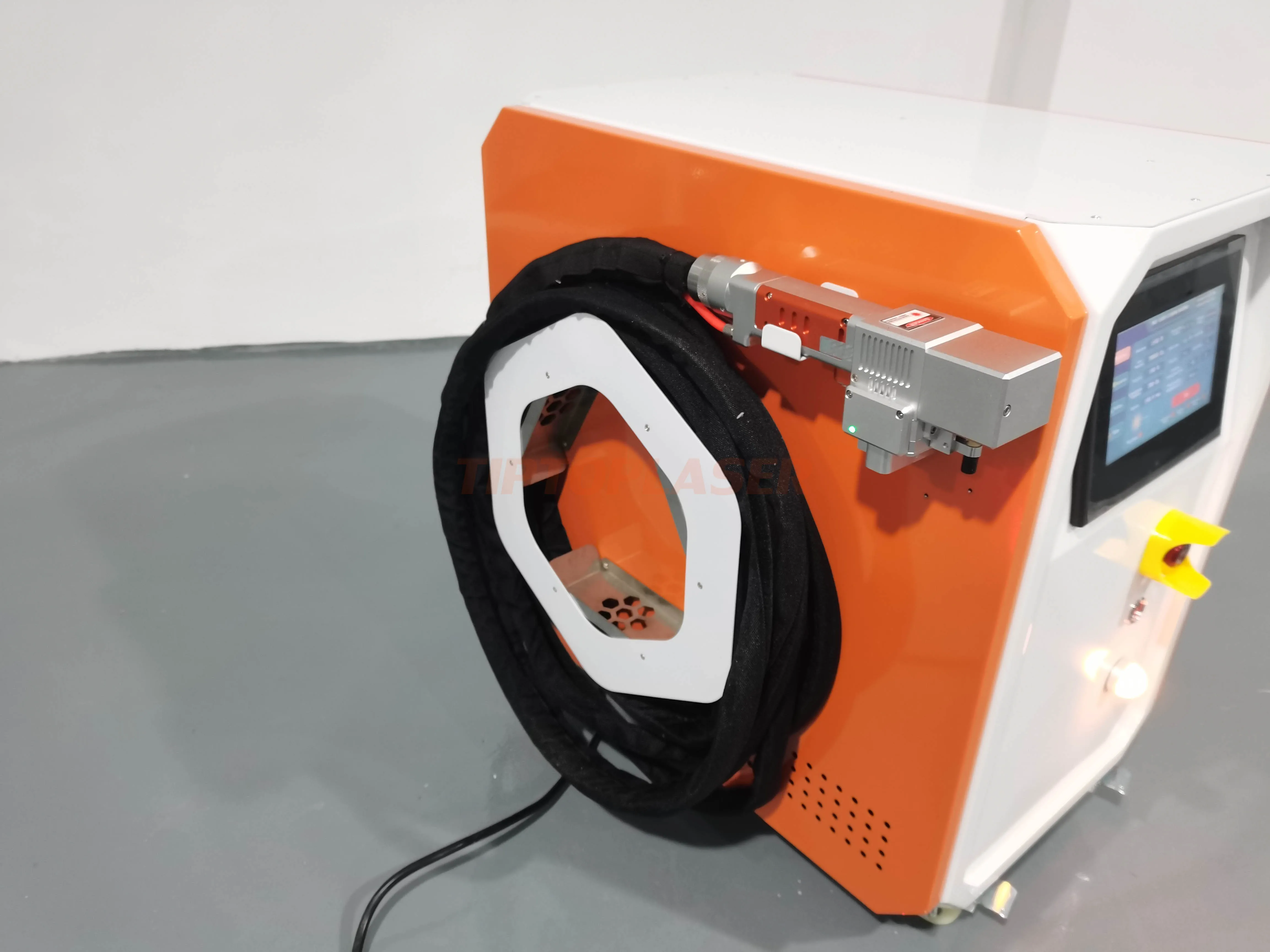 Air cooled system Lazer cleaner rust paint removal 2024 promotion price portable 1500W  53kg laser cleaning machine