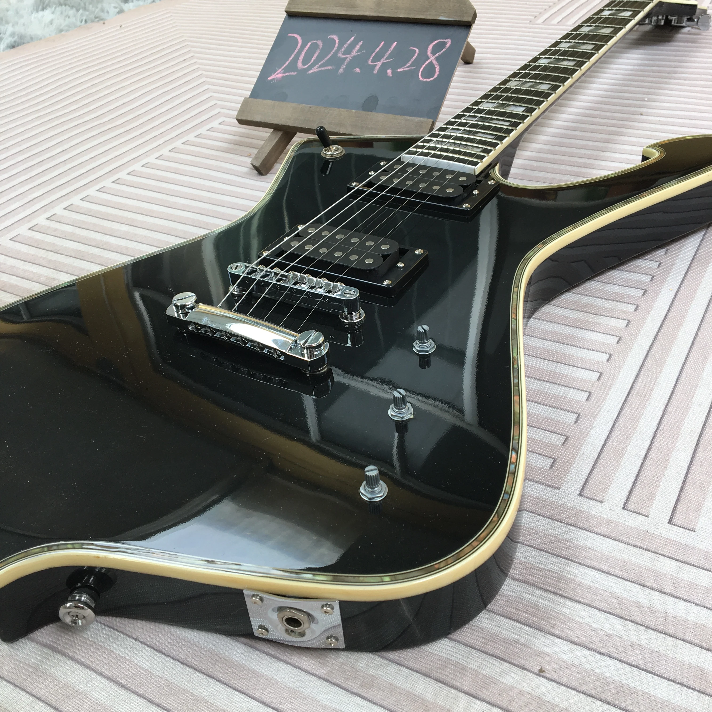 

Free shipping in Stock electric guitar order immediately black guitars 2H pickup mahogany body guitarra 6strings guitar