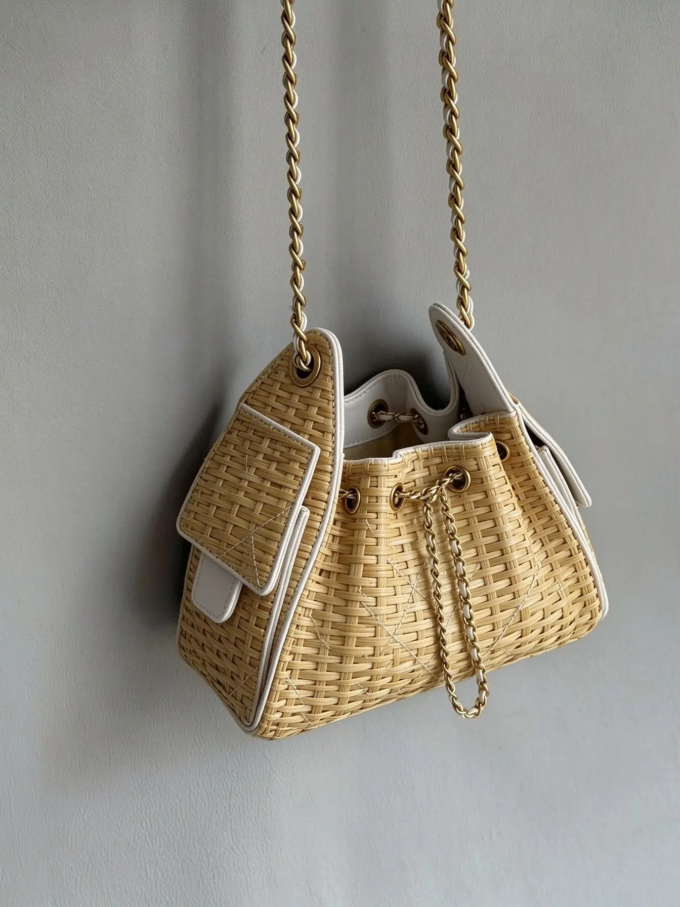 Women Rattan Woven Drawstring Bucket Bag Chain Strap Crossbody Handbag White PU Trim Summer Beach Wicker Shoulder Purse