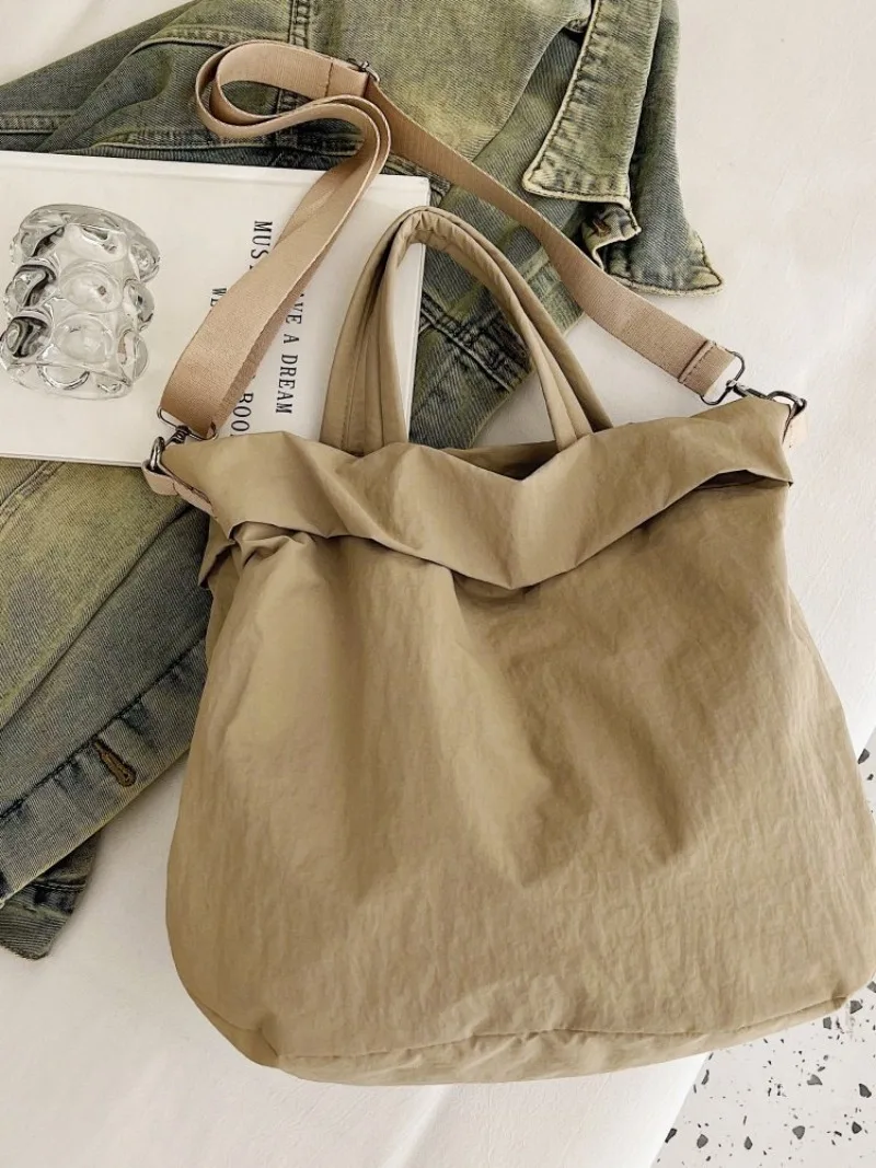 CEEKAY Mattschwarze, gekräuselte Nylon-Umhängetasche, übergroße, weiche Umhängetasche mit einfacher Überschlagöffnung, breiter, verstellbarer Stoffriemen, lässige Handtasche – Detail 39