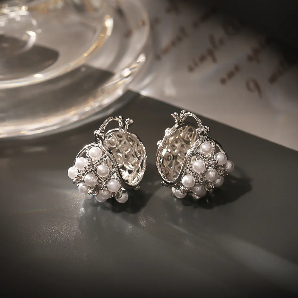 

Fashionable and exquisite three-dimensional flower basket hollow pearl earrings zircon millet bead earrings elegant earrings