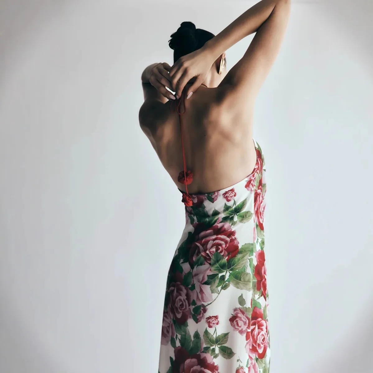 Elegancka długa sukienka maxi z kwiatowym nadrukiem, na ramiączkach, bez rękawów, z odkrytymi plecami, czerwona, damska, idealna na lato 2025, na wieczorne przyjęcia, do kurortu, na plażę, nowość.