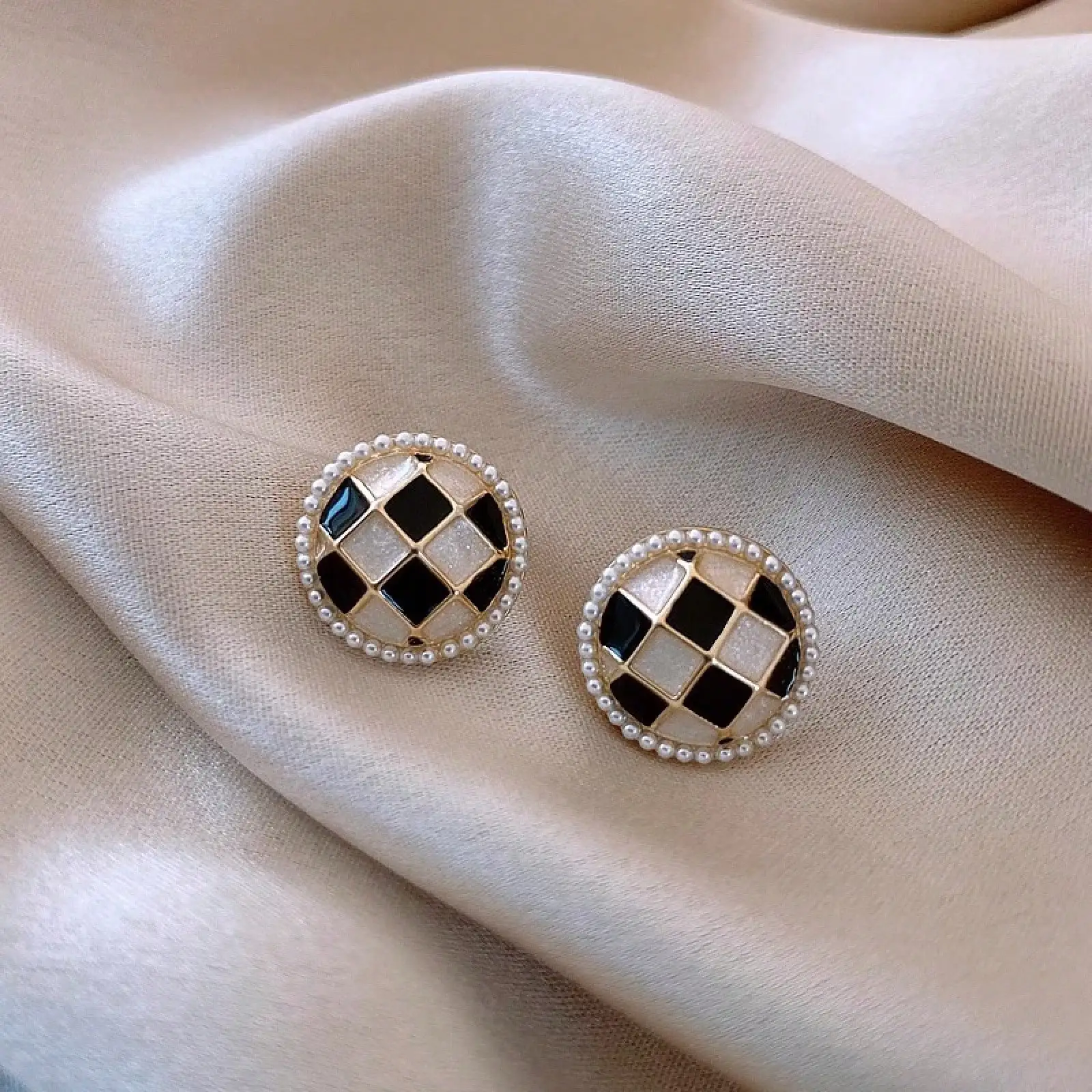 1 Pair Women's Niche Creatively Designed Geometric Checkerboard Pearl Studs | French Elegant Minimalist Earrings | Fashion Jewelry | Versatile Accessory For Dates, Café Hangouts, Holiday Gatherings & Daily Wear | Unique Earrings