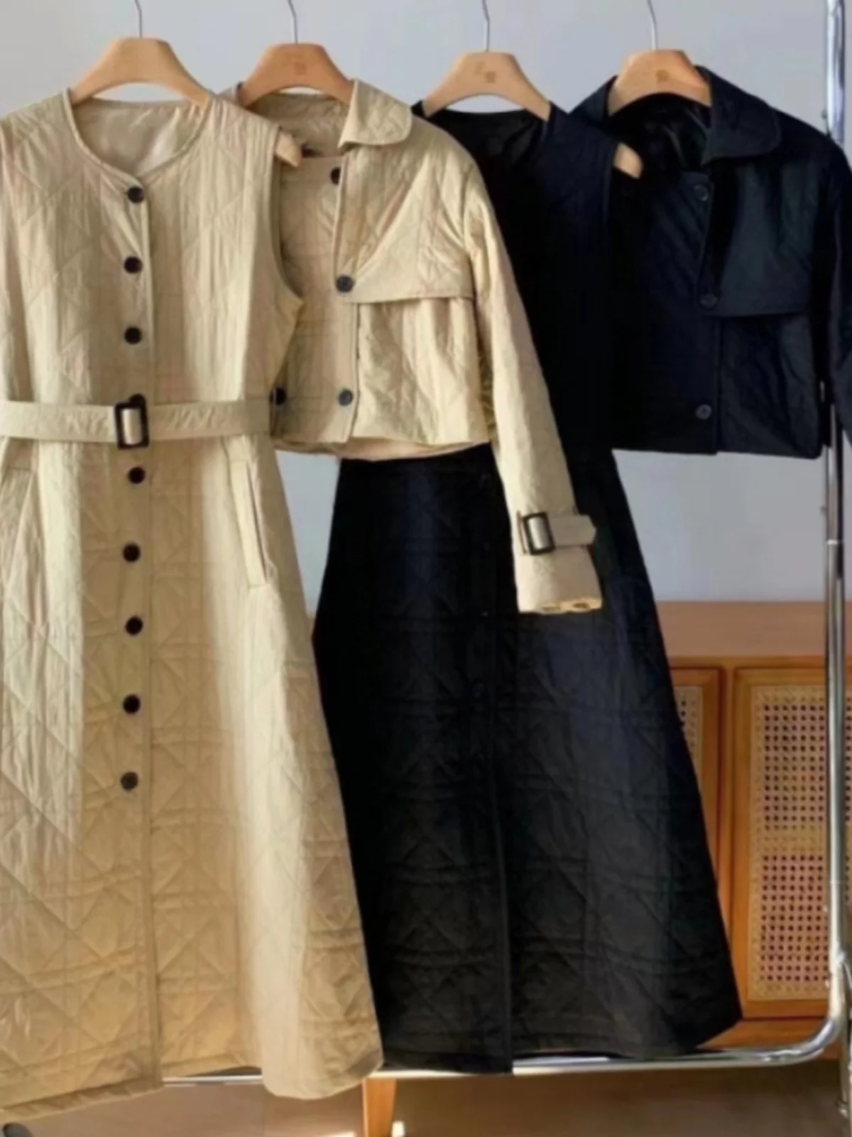 طقم نسائي عصري من قطعتين يتكون من سترة قطنية وفستان بتصميم كلاسيكي مع أزرار وأكمام طويلة مثالي لموسم الخريف