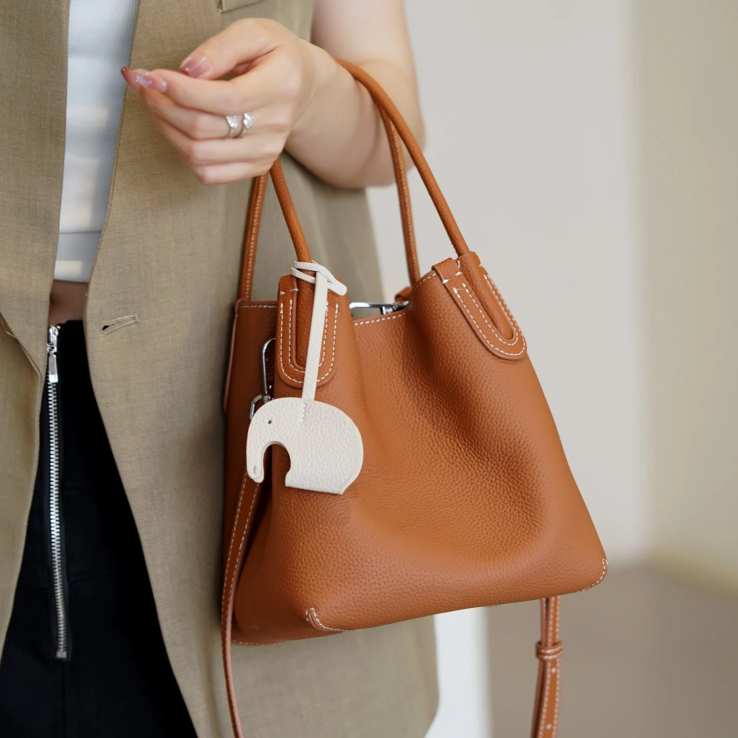 

Fashionable Top Layer Cowhide Bucket Bag Women's Single Shoulder Slant Cross Leather Bag Vegetable Basket Style Spring Summer...