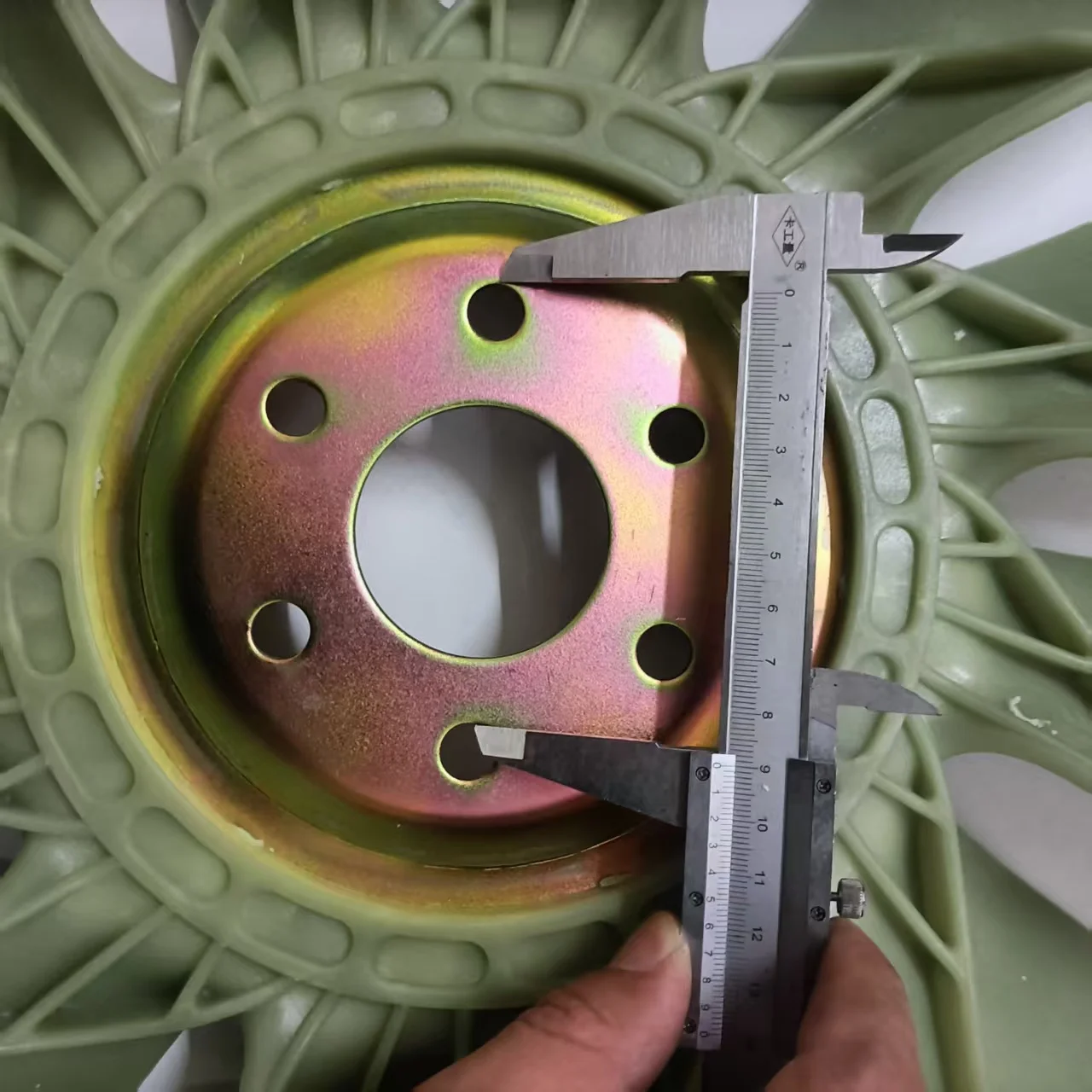 Komatsu PC60-6/7 Hoja de ventilador de excavadora de cabezal pequeño 4D95 Motor 6 orificios 12 aspas Pieza de repuesto para equipos pesados