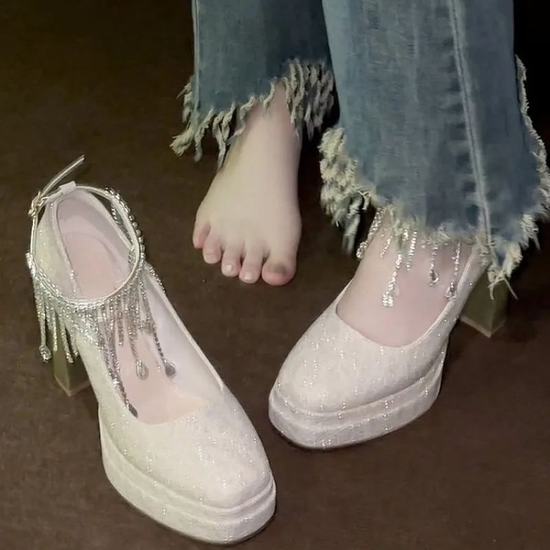 

Новые осенние туфли на высоком каблуке с кисточками и стразами, нескользящие износостойкие туфли на платформе с квадратным носком и неглубоким носком