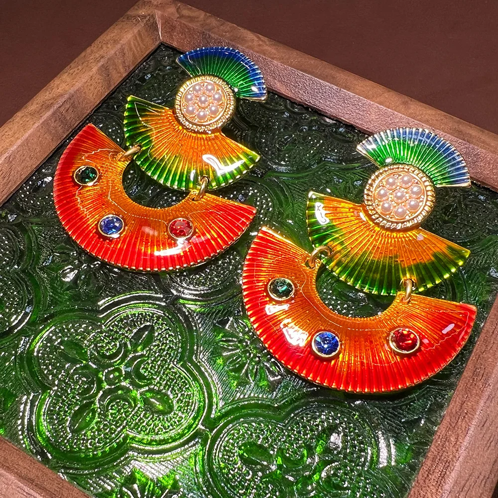 Medieval vintage enamel color, European and American exaggerated catwalk fan-shaped unique design personalized Spice Girls Inter