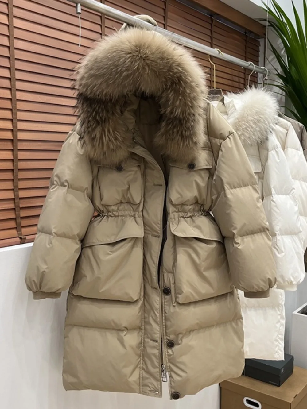 Parka con piume di pioggia in piuma d\'anatra con cappuccio Cappotto in vera pelliccia di procione grande Piumino lungo europeo da donna invernale