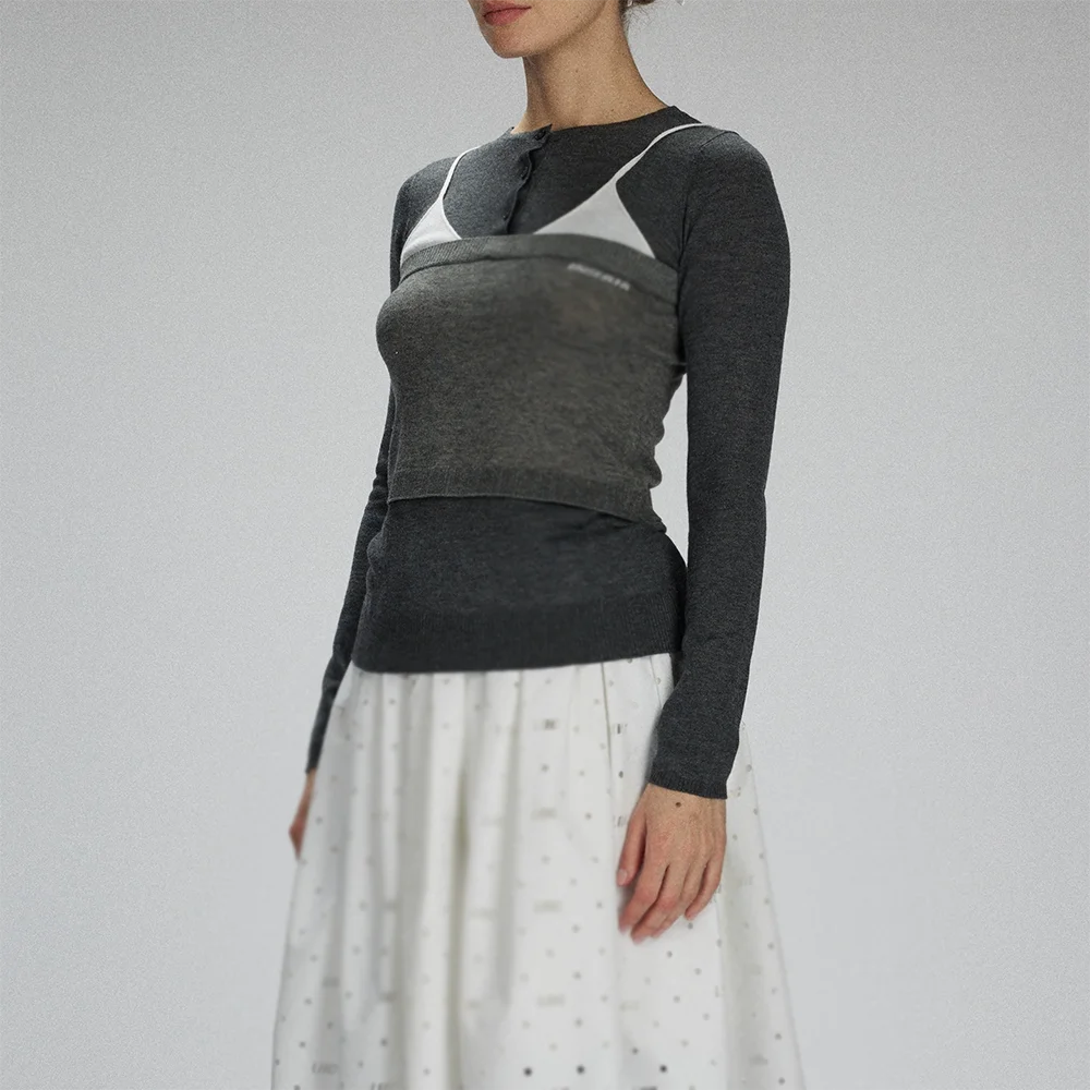 TWOTWINSTYLE Grigio Impiombato Bottoni T Shirt Donna O Collo Manica Lunga Dimagrante Falso Due Pezzi T-shirt da Donna Autunno Moda Nuovo