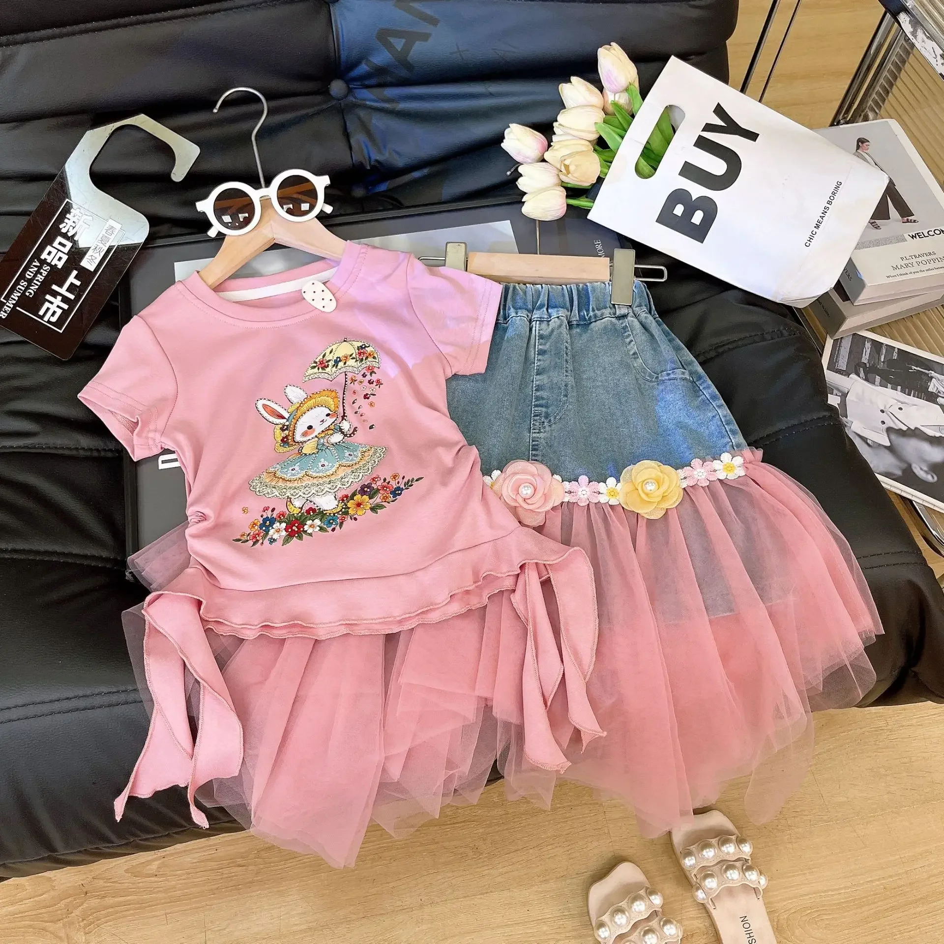 Mädchen-Set mit bedrucktem Kurzarm-Oberteil und asymmetrischem Jeansrock aus Mesh – Sommerliches 2-teiliges Outfit für Kinder, Freizeitkleidung – Detail 2