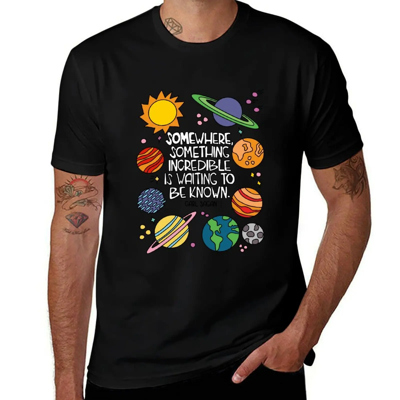Carl Sagan Space Quote - T-shirt léger et décontracté d'été avec citation de Carl Sagan : Quelque chose d'incroyable attend de se révéler