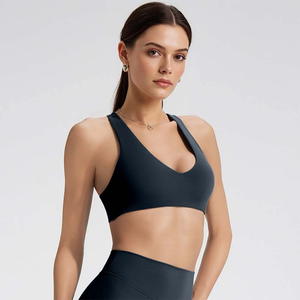 ملابس داخلية لليوجا للنساء بلون سادة وظهر متقاطع حمالة صدر رياضية للياقة البدنية عالية القوة وضيقة علوية للتدريب الشامل في صالة الألعاب الرياضية مع وسادة صدر