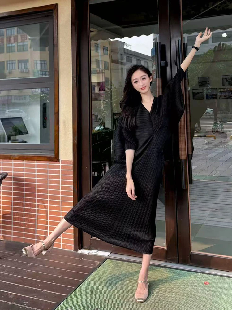 

Black Pleated V-Neck Midi Dress Women Summer Loose Style Slimming Dress Polyester Fabric Low Stretch H-Shape Skirt
