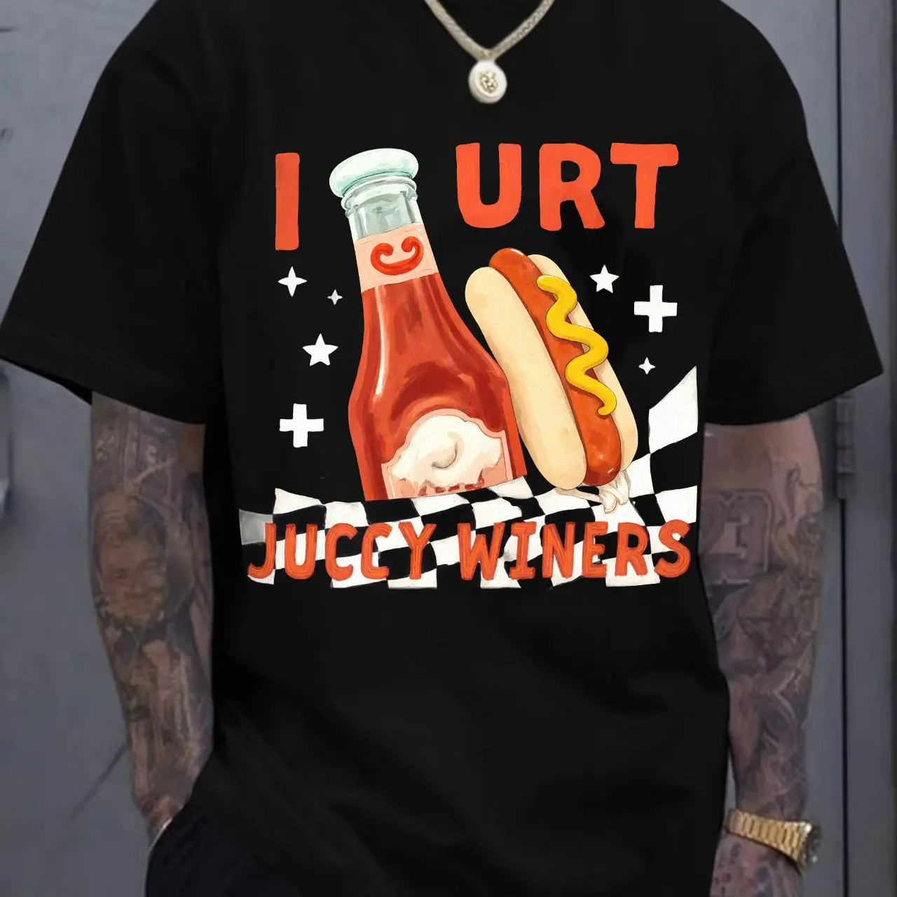 

Белая футболка с принтом, круглый вырез, красный текст «I URT» (левый «I», Right 'URT», красная бутылка для кетчупа (зеленая крышка, белое лицо), желтый