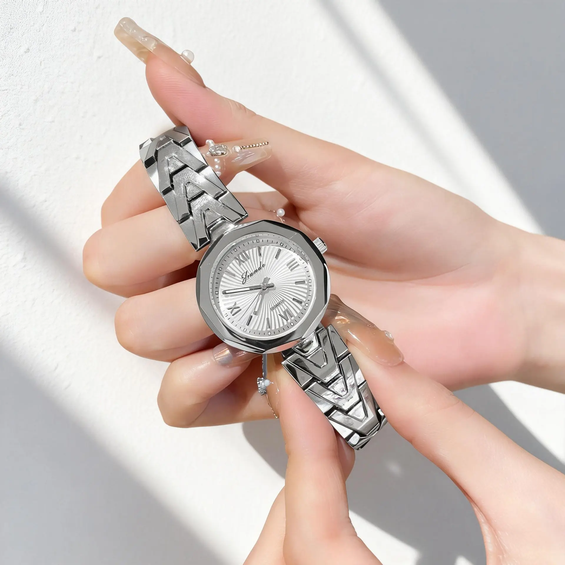New Women'S WatchStylish And Sophisticated, Featuring A V-Shaped Dial Design, A High-Value, Retro-Style Quartz Watch For Women.
