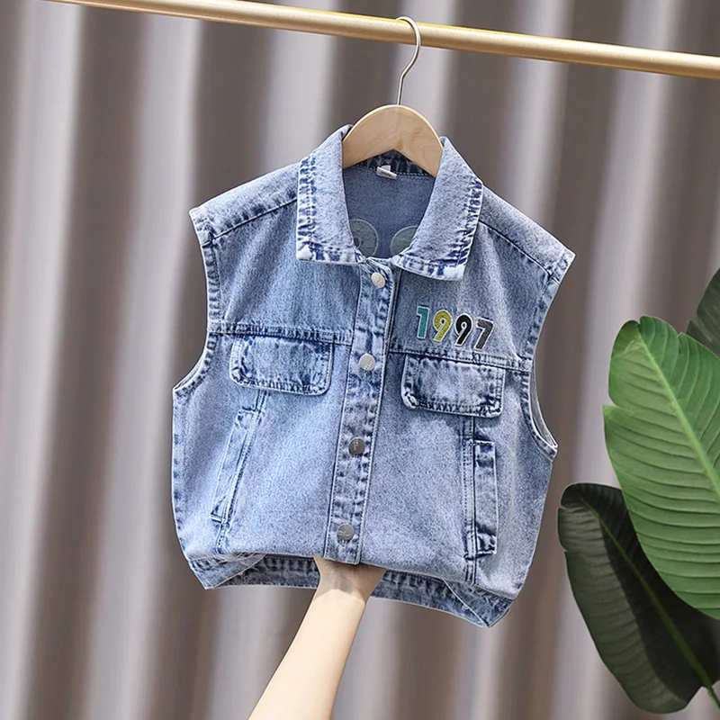 2024 primavera e autunno ragazzi moda stampa lettera Flip Collar bottone tasca Denim gilet cappotto abbigliamento per bambini 1-8y