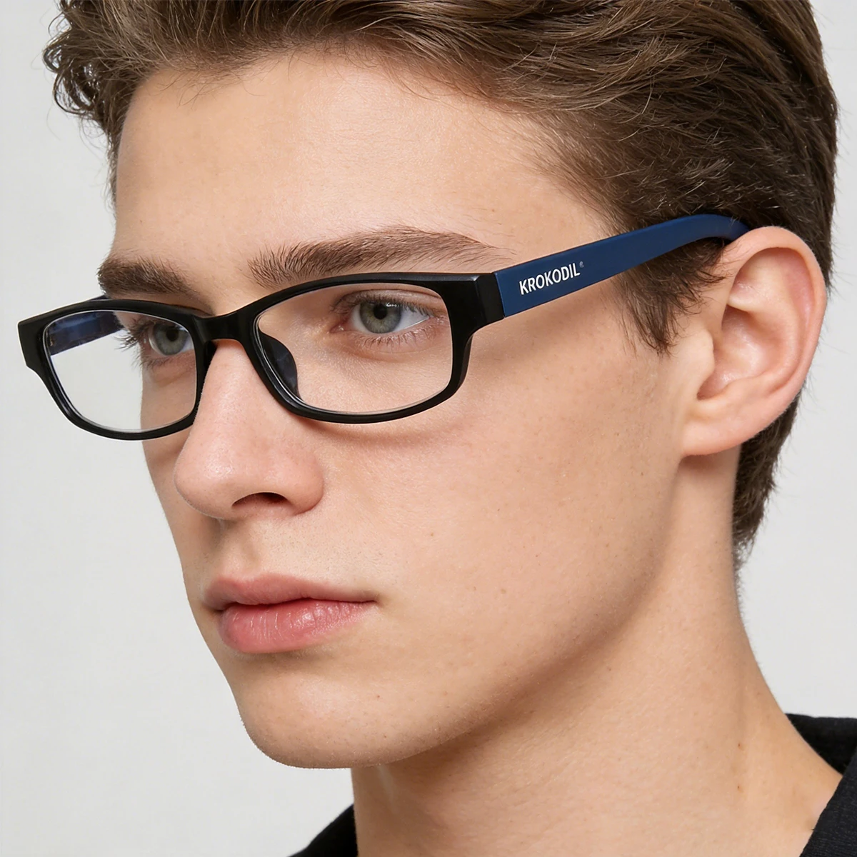 Leichte zweifarbige Lesebrille für Herren, schwarze Vorderseite, blaue Arme, Kunstharzgläser, geeignet für Reisen, Freizeit und geschäftliche Leseanlässe.